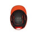 Gorra de seguridad DEFENDER con protección lateral gracias a su carcasa rígida de ABS y un diseño ventilado que mejora la comodidad. Incorpora bandas reflectantes para mayor visibilidad, es cómoda para uso prolongado.