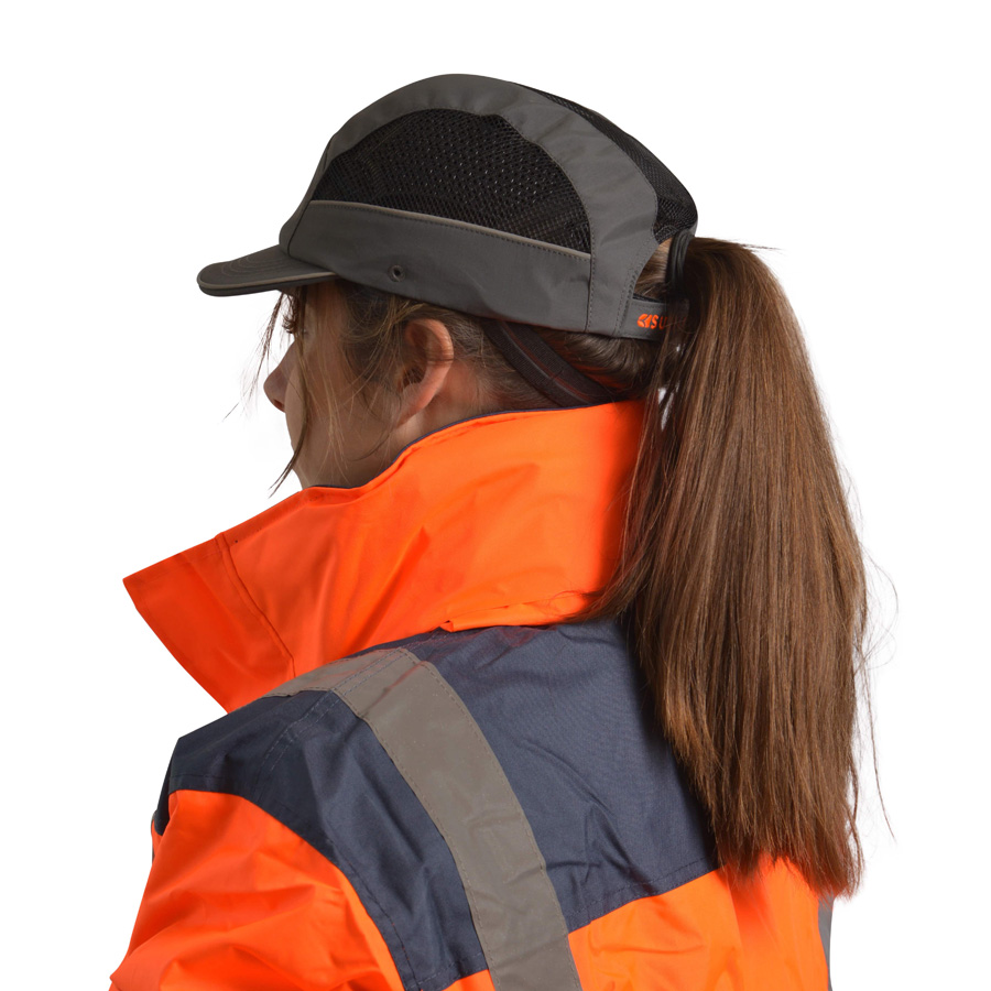 Gorra de seguridad Surflex DEFENDER con protección lateral gracias a su carcasa rígida de ABS y un diseño ventilado que mejora la comodidad. Incorpora bandas reflectantes para mayor visibilidad, es cómoda para uso prolongado.
