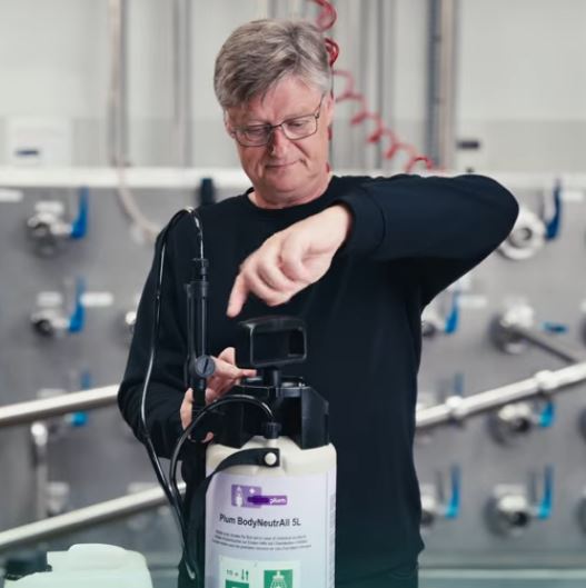 Garrafa Plum BodyNeutrAll 5L con Pulverizador – Descontaminante Químico Industrial. Neutralizador para Ácidos, Bases y Ácido Fluorhídrico (Uso en Piel y Superficies)