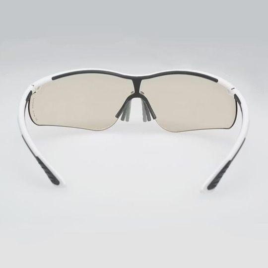 Gafas de protección uvex sportstyle muy ligeras con ocular CBR65 que filtra la luz azul y los rayos UV, ideal para condiciones de iluminación cambiantes