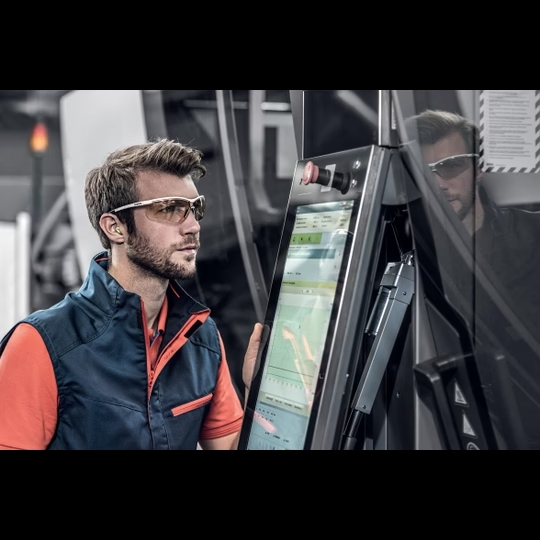 Gafas de protección uvex sportstyle muy ligeras con ocular CBR65 que filtra la luz azul y los rayos UV, ideal para condiciones de iluminación cambiantes