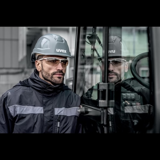 Gafas de protección uvex sportstyle muy ligeras con ocular CBR65 que filtra la luz azul y los rayos UV, ideal para condiciones de iluminación cambiantes