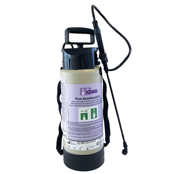 Pulverizador + garrafa Plum BodyNeutrAll 5 litros, para una descontaminación rápida y eficaz de piel, superficies, equipos y ropa en contacto con sustancias corrosivas y tóxicas peligrosas como ácidos y bases fuertes, oxidantes, formaldehído, fenoles, disolventes orgánicos, ácido fluorhídrico y fluoruros.